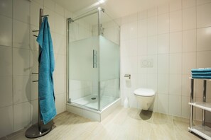 Studio – standard, delvis utsikt mot innsjø | Bad | Hårføner, håndklær, såpe og sjampo