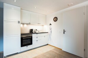 Standard Studio, Partial Lake View | Private kitchen - Hotel Weisses Kreuz Brienz (Brienz)