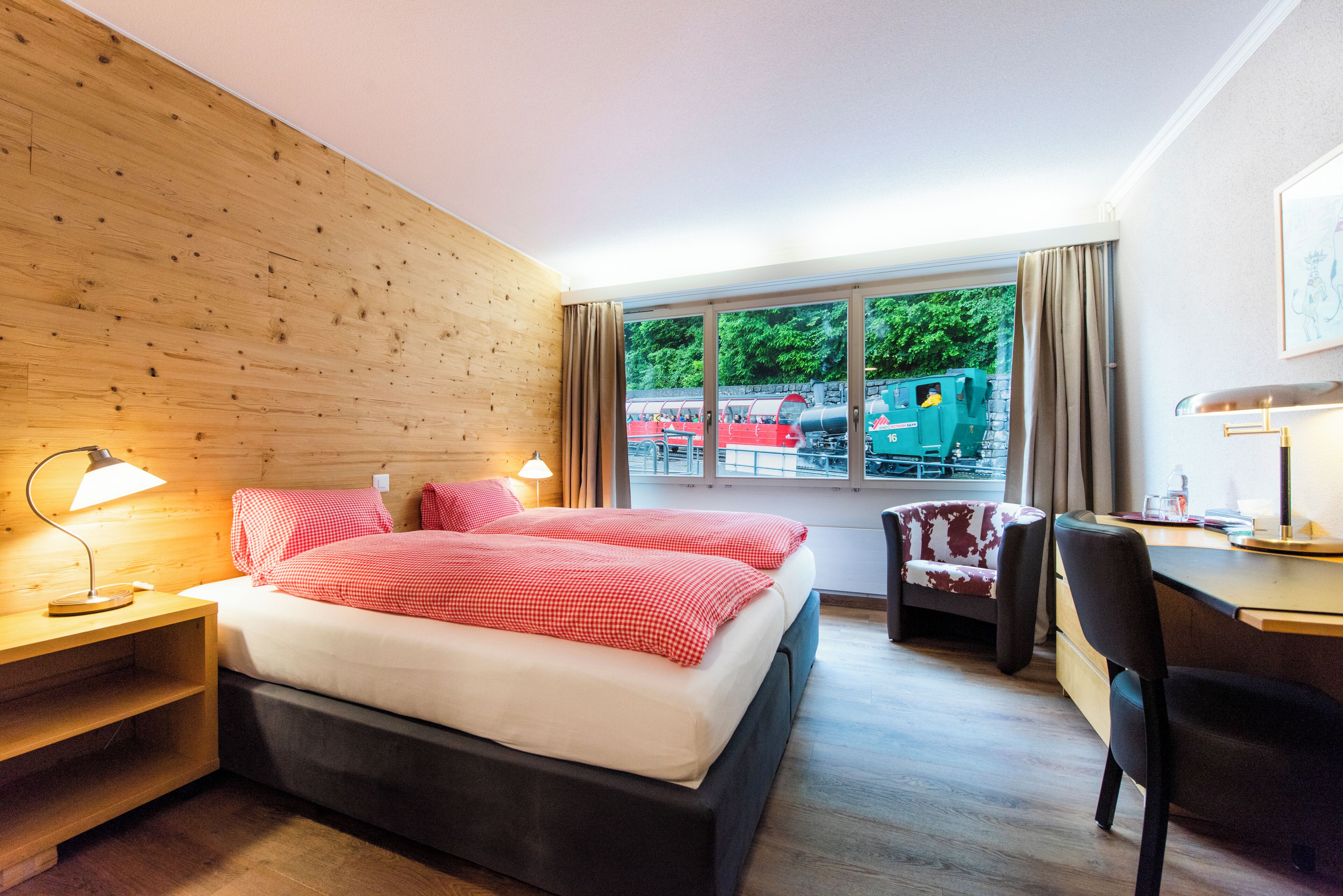 Chambre avec lits jumeaux, salle de bains attenante