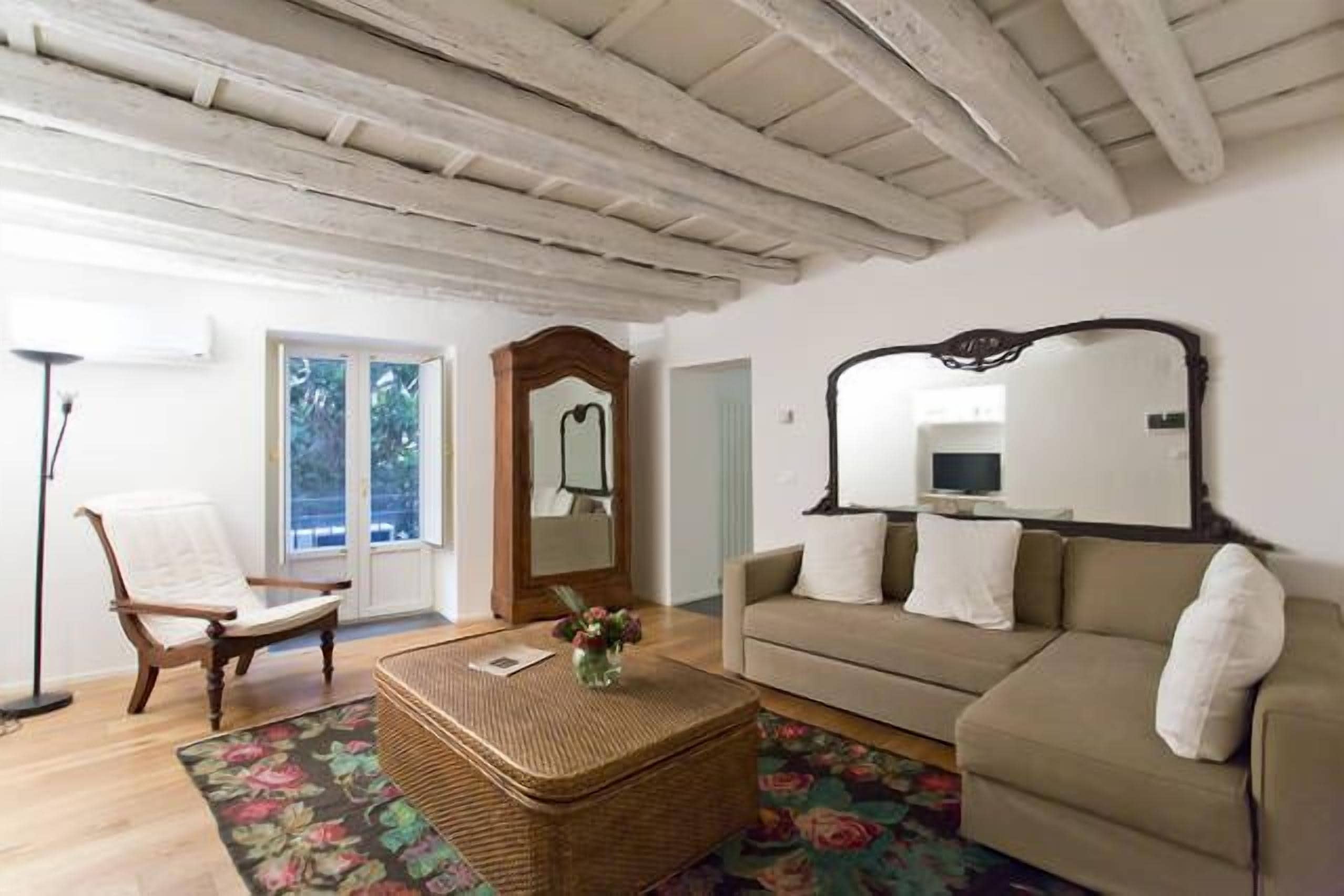 Apartment, Kitchenette, Annex Building (Palazzo Pantelleria) | Living area | 32-inch TV with digital channels