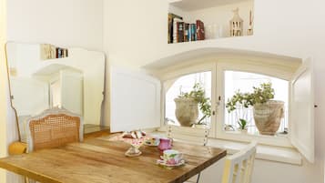 Suite Classic | Area soggiorno | TV 32 pollici con canali digitali