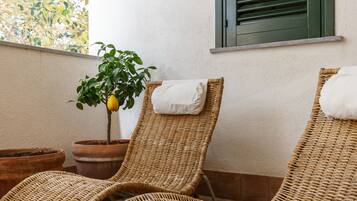 Deluxe Double Room (Vista mare o vista giardino) | Terrace/patio