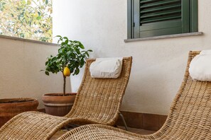 Kahden hengen deluxe-huone (Vista mare o vista giardino) | Terassi/patio