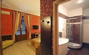 トリプルルーム | イタリアのフレッテ製シーツ、ピロートップベッド、ミニバー、セーフティボックス (室内)