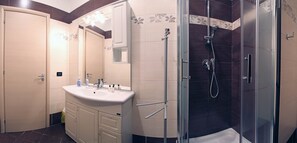 Shower, free toiletries, hair dryer, bidet - La Casa di Maurizio (Rome)