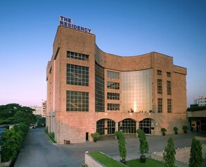 المنش أة من الخارج