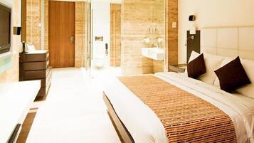 Hypo-allergenic bedding, Select Comfort beds, in-room safe, desk