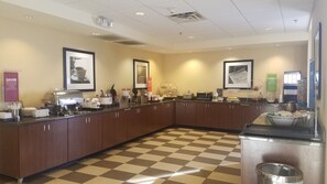 Free daily buffet breakfast - Hampton Inn & Suites Pueblo/North (Pueblo)