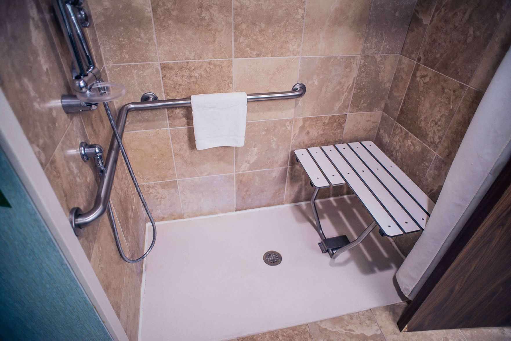Bathroom | Hydromassage showerhead, hair dryer, towels