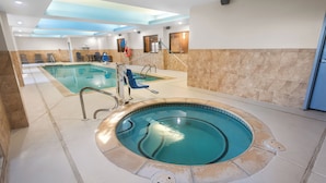 Piscina interna com hidromassagem, espreguiçadeiras e teto solar.