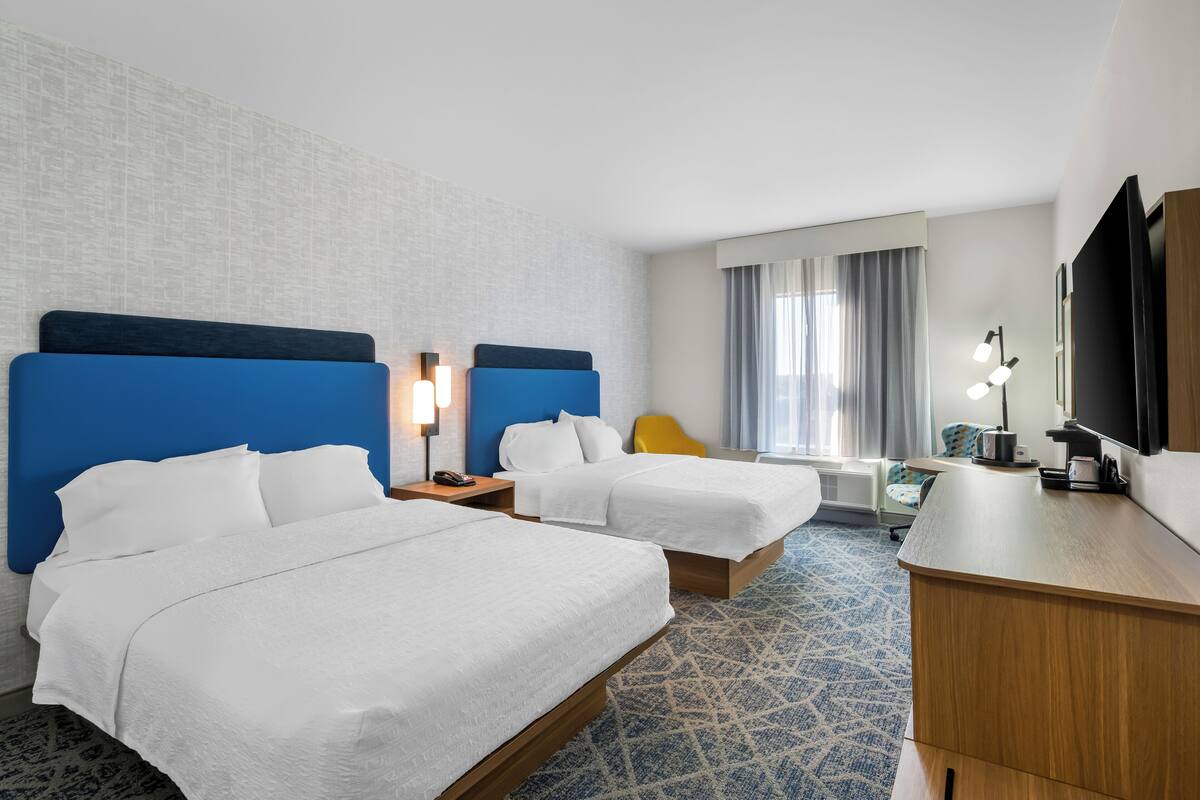 2 QUEEN BEDS NONSMOKING | Iron/ironing board, WiFi (free), bed sheets