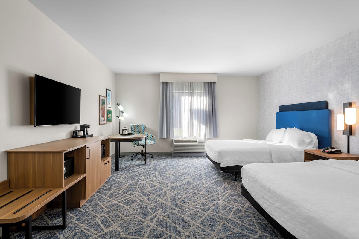 Habitación, 2 camas Queen size, con acceso para personas discapacitadas, para no fumadores | Tabla de planchar con plancha, wifi gratis y ropa de cama