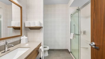 Hydromassage showerhead, hair dryer, towels