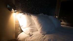 Suite, 1 Tempat Tidur King | Seprai katun Mesir, seprai premium, meja kerja, dan tirai kedap cahaya