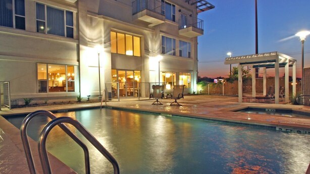 Kolam renang outdoor