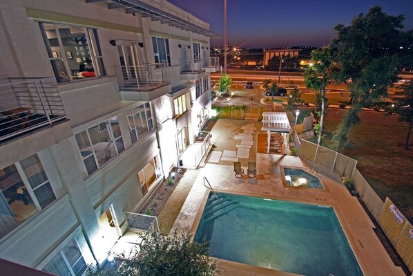 Una piscina al aire libre