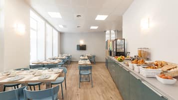 Se ofrece un desayuno bufé (11 EUR por persona)