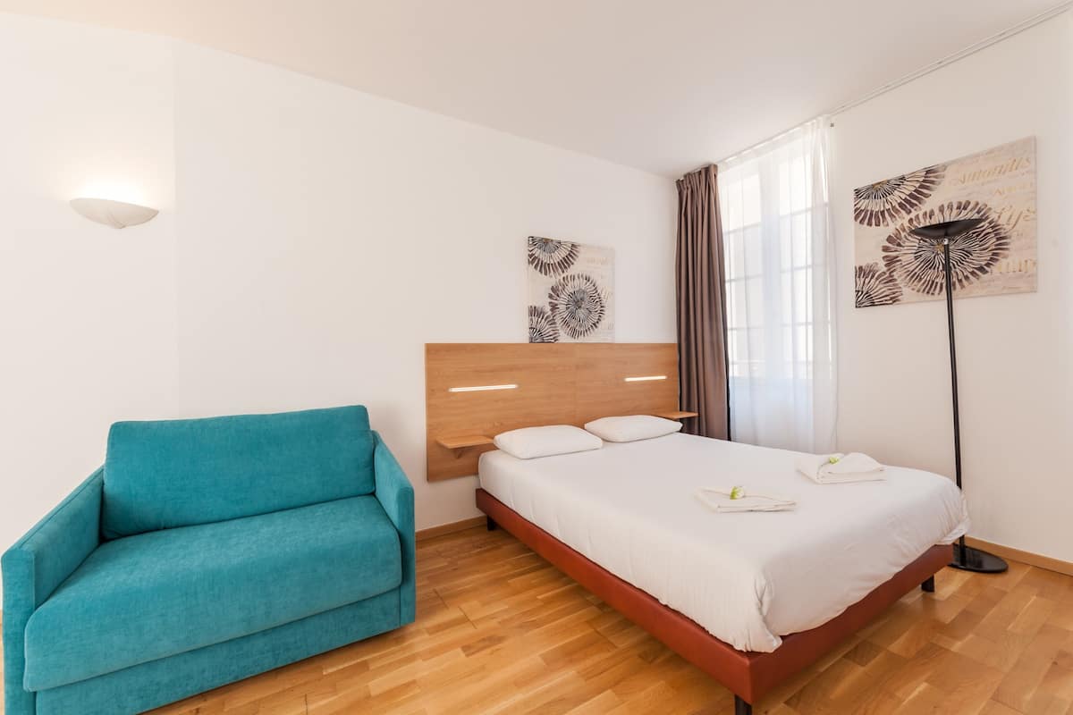 1 slaapkamer, luxe beddengoed, een kluis op de kamer, een bureau