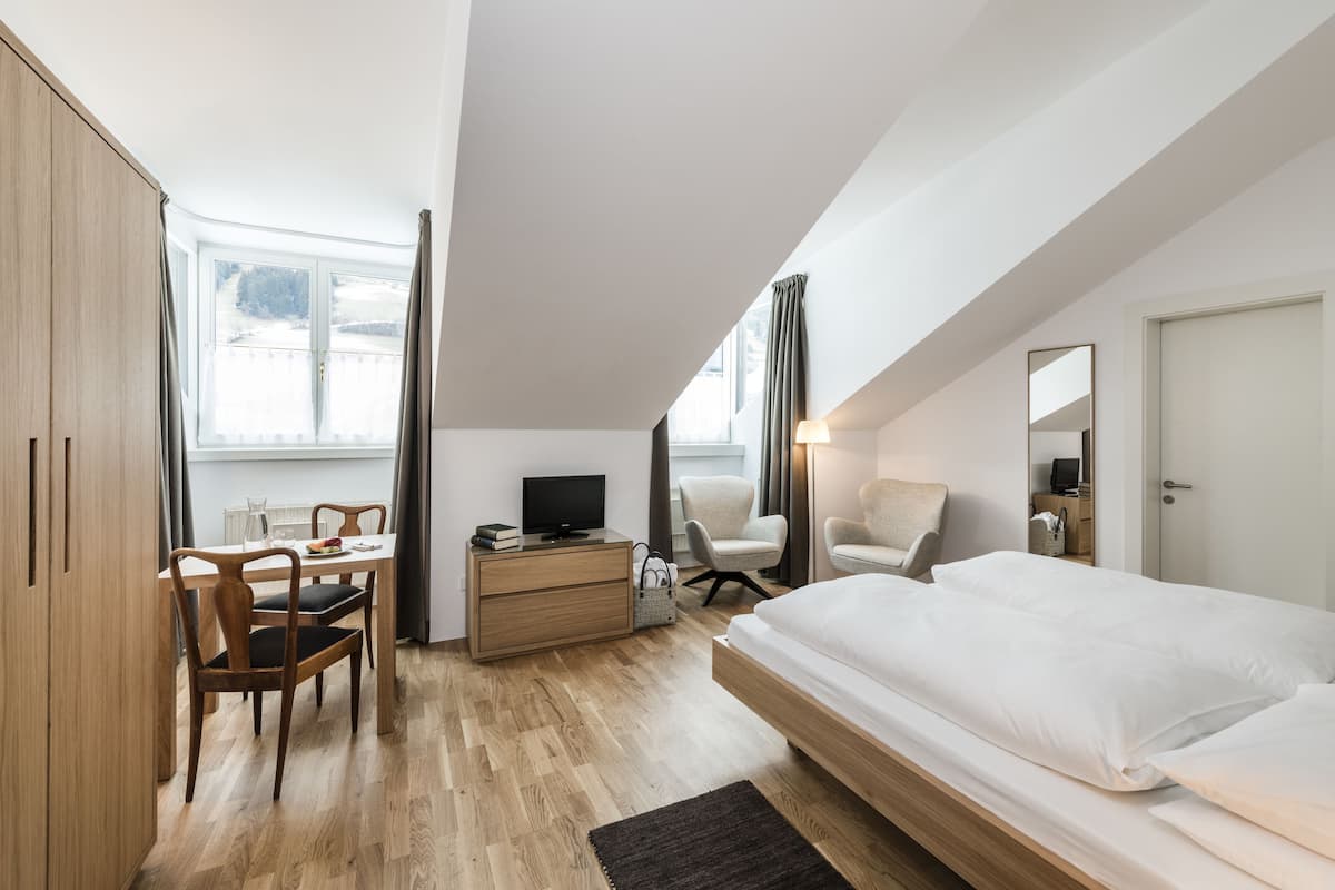 comfort double room | down duvets, minibar, in-room safe, desk