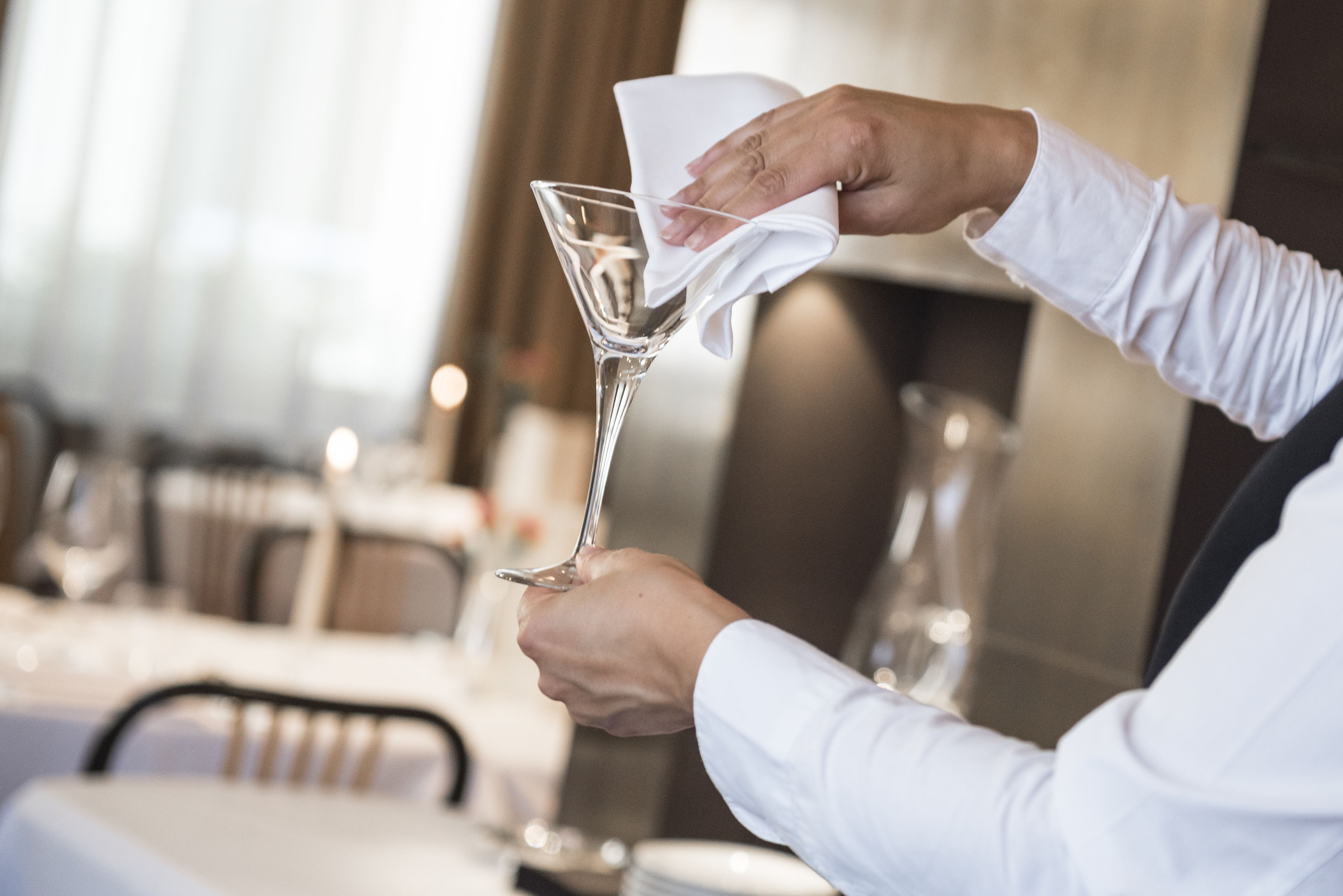 Una persona sosteniendo una copa de martini con una servilleta.