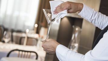 Una persona sosteniendo una copa de martini con una servilleta.