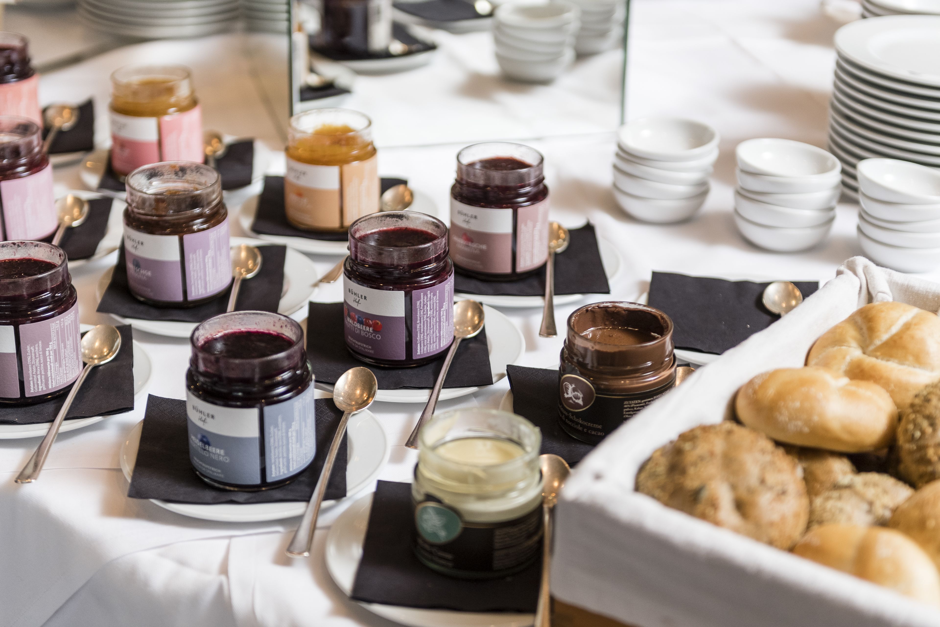 Una mesa de buffet con diversos alimentos y salsas.
