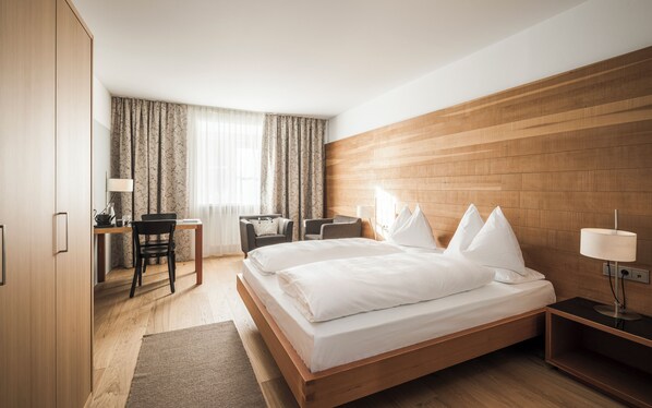 Kahden hengen comfort-huone | Kylpyhuoneen mukavuudet | Ympäristöystävälliset hygieniatuotteet, hiustenkuivaaja, kylpytakit