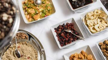 Diversos alimentos en tazones sobre una mesa.