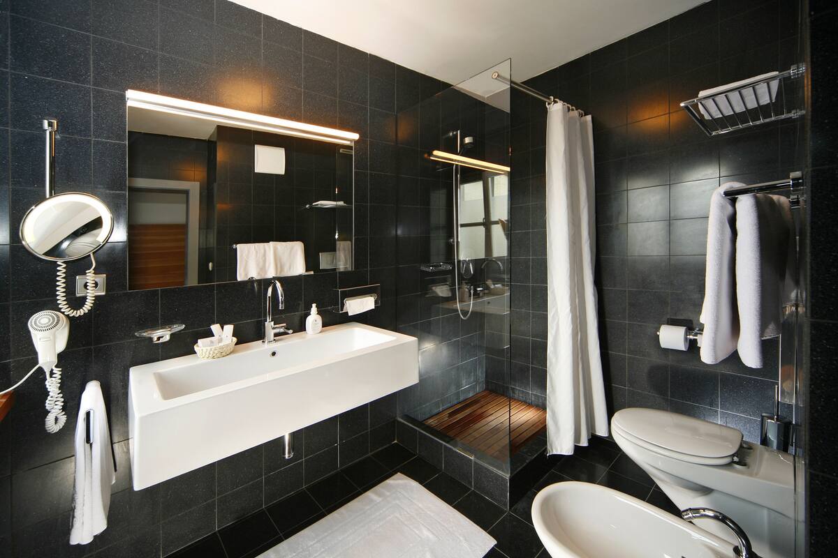 comfort double room | bathroom | eco-friendly toiletries, hair dryer, bathrobes, slippers