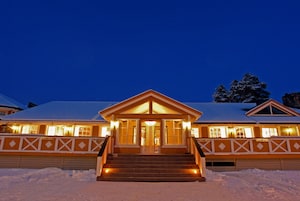 Fachada da propriedade à noite