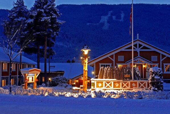 Fachada de la propiedad por la tarde o noche