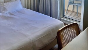 Standard Double Room, Sea View | Minibar, in-room safe, desk, soundproofing - Escale Côté Sud (L'Île-Rousse)