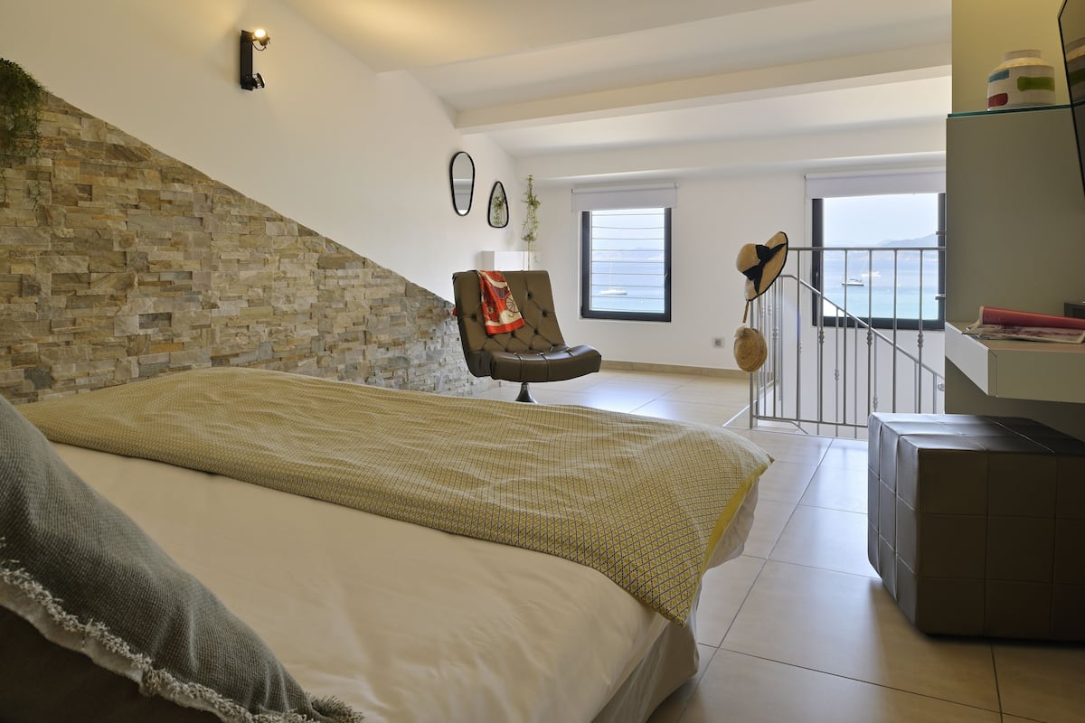 Dúplex, 1 habitación, 2 baños, vista al mar (Privilège) | Minibar, caja de seguridad en la habitación y muebles diferentes