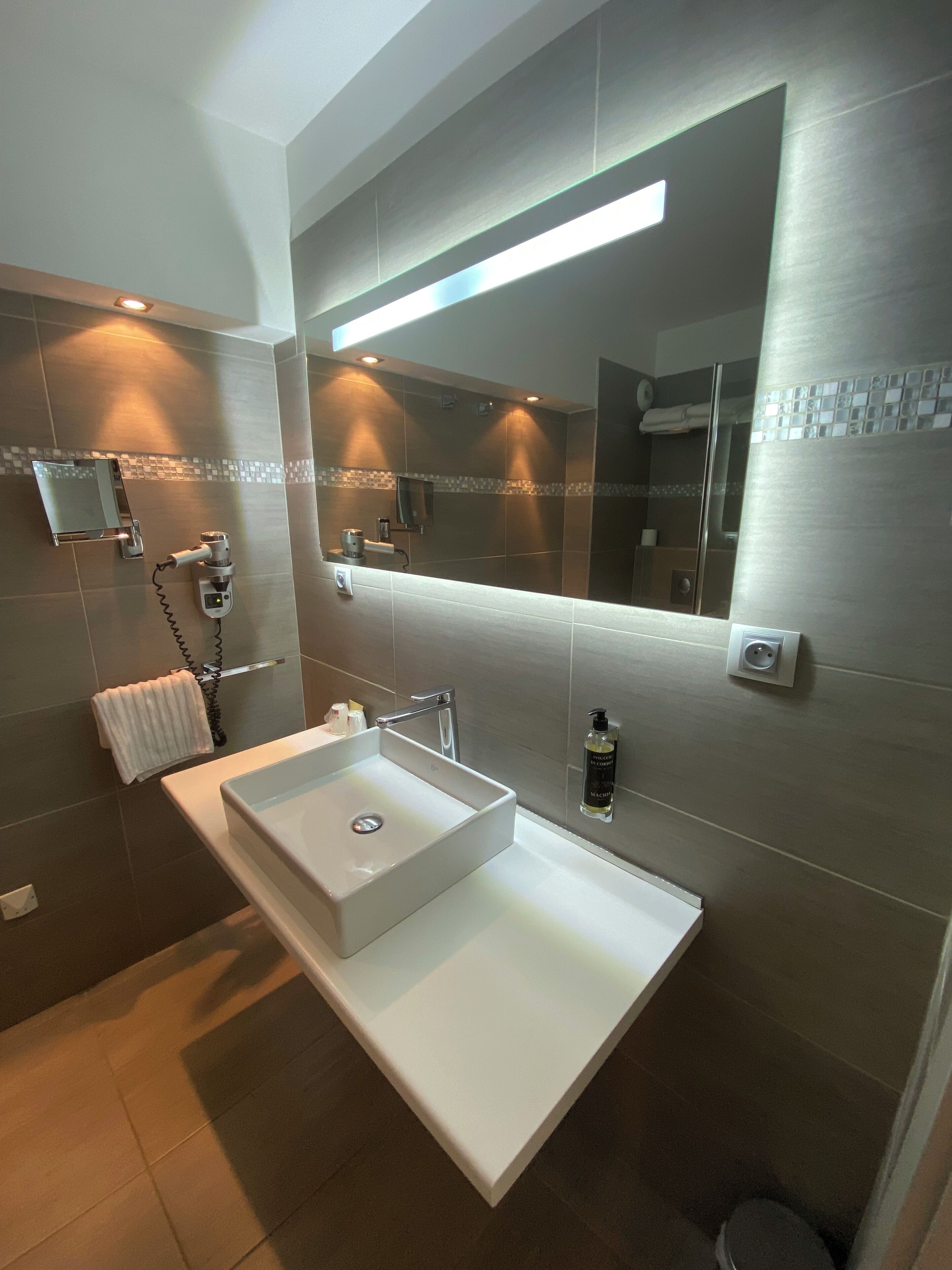 double room, city view (privilège) | bathroom | hair dryer, towels, soap, shampoo