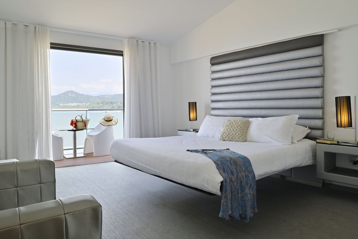 Habitación doble, vista al mar (Privilège) | Minibar, caja de seguridad en la habitación y muebles diferentes