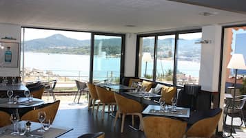 Déjeuner et dîner servis sur place
