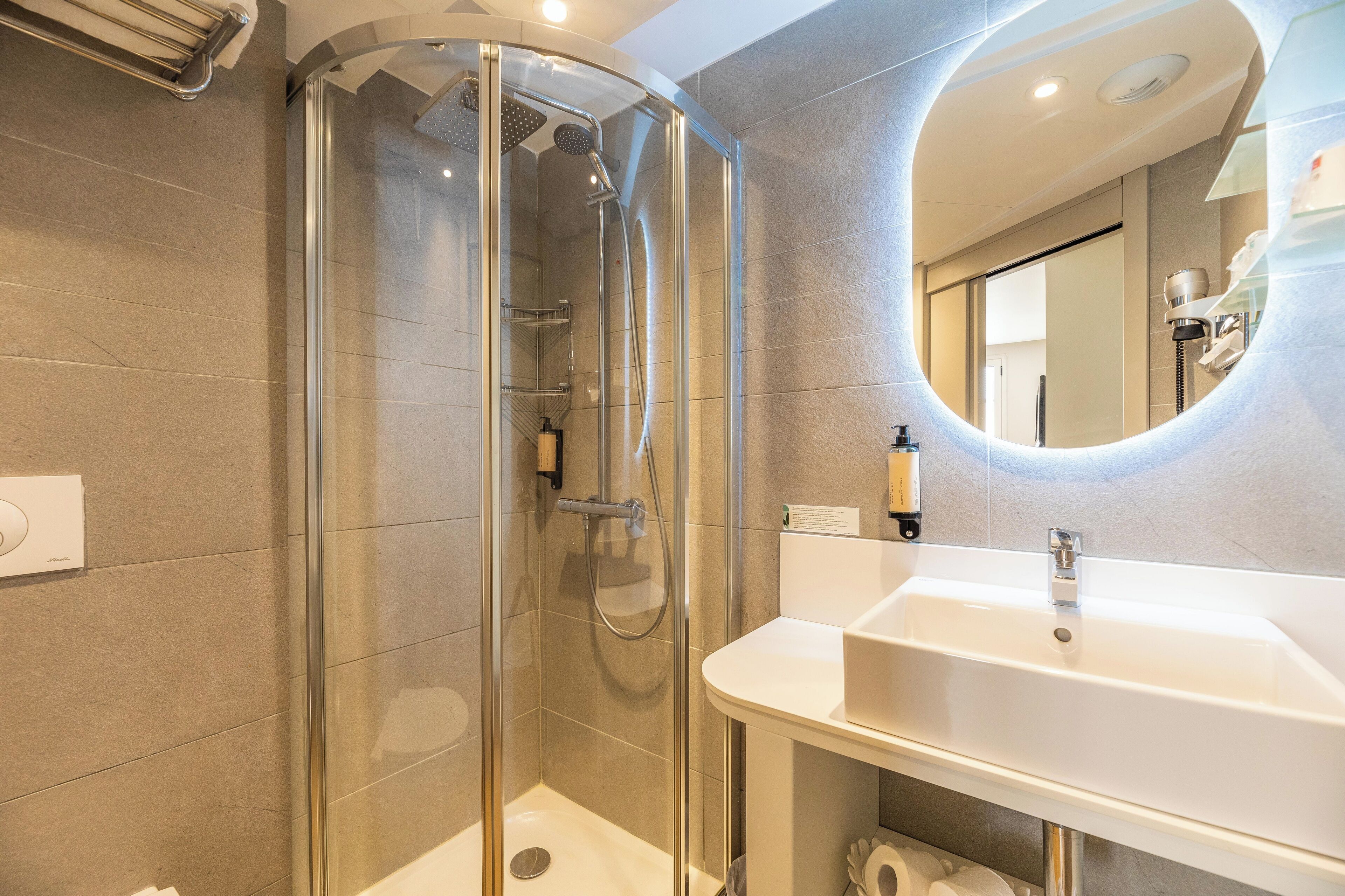 standard double room, city view | bathroom | hair dryer, towels, soap, shampoo