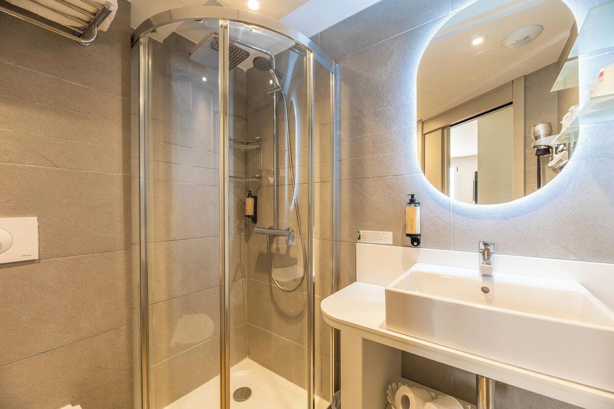 standard double room, city view | bathroom | hair dryer, towels, soap, shampoo