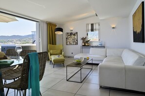 Suite | Living area | 80-cm LCD TV with satellite channels, TV - Escale Côté Sud (L'Île-Rousse)