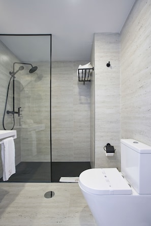 A modern bathroom with a glass-enclosed shower, a toilet, and a sink. - Moutados (Vila Nova de Famalicao)