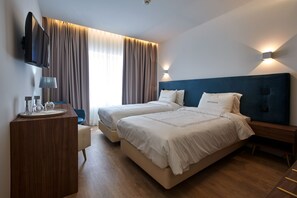 Minibar, värdeförvaringsskåp på rummet och skrivbord