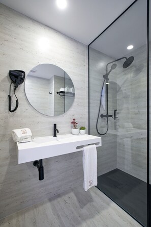 Habitación doble de uso individual | Lavabo en el baño