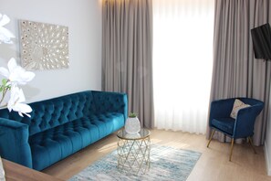 Double or Twin Room | Living area