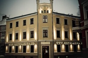 A hotel with a classic architectural style, featuring a central tower and symmetrical windows. - Akira Bed & Breakfast (Wroclaw)