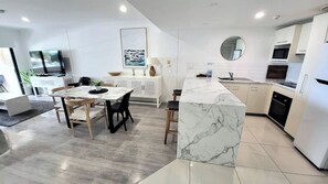 标准公寓, 2 间卧室, 无烟房, 厨房 (Ocean View - Lift) | 起居区 | 1-厘米纯平电视 （配备有线频道）、电视