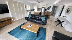 1-cm flat-screen TV with cable channels, TV - Eden By The Bay (Scarness)