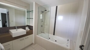 Standardlejlighed - 2 soveværelser - ikke-ryger - køkken (Spa Unit - Lift) | Badeværelse | Gratis toiletartikler, hårtørrer, håndklæder