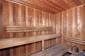 Eine Sauna mit Holzbänken und einer Sitzbank.