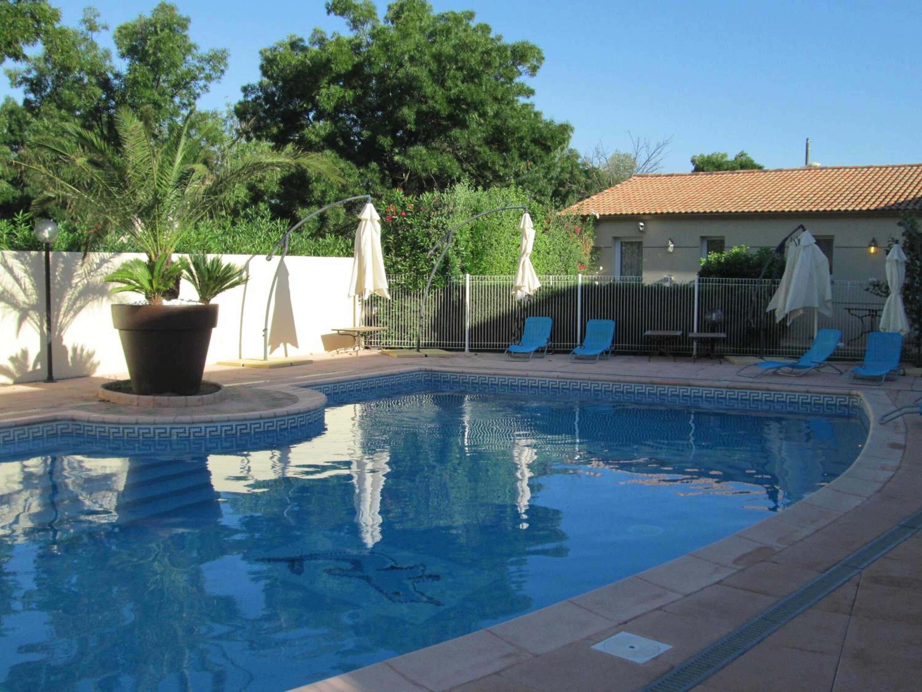 outdoor pool, open 9:00 am to 10:00 pm, pool loungers