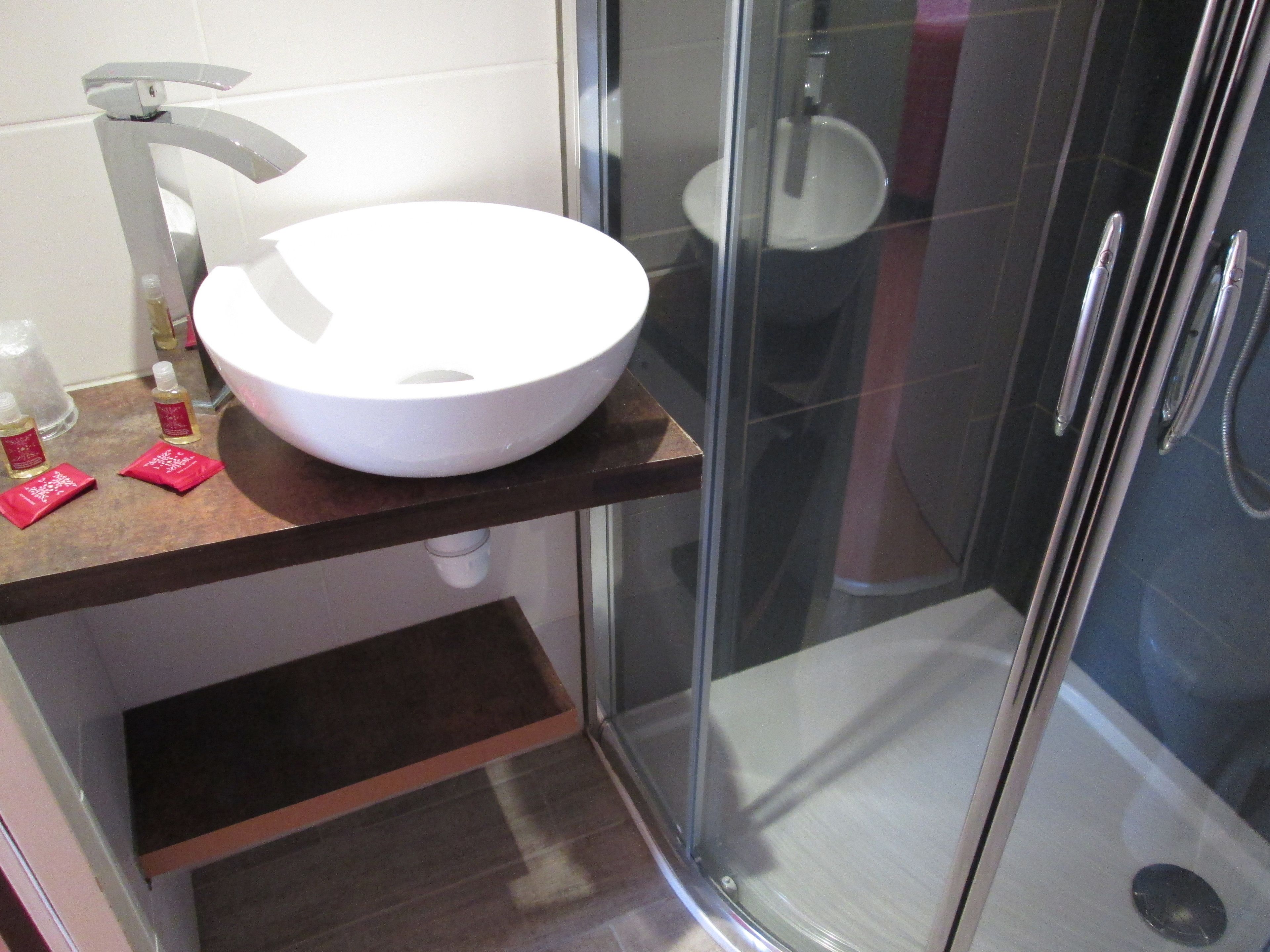 double room | bathroom | shower, free toiletries, hair dryer, towels